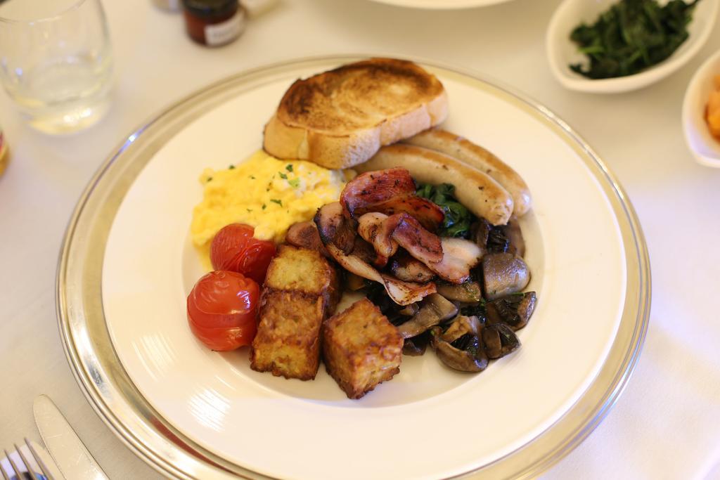 Treasury Brisbane Exterior foto A vegetarian breakfast
